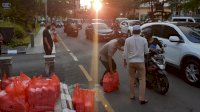 Forum Kontrak Honorer Indonesia (FKHI) Pemkot Makassar Gelar Berbagi Takjil