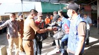 Jelang Lebaran, Bupati Bagikan Bingkisan Dan THR ke 344 Petugas Pengendali Banjir