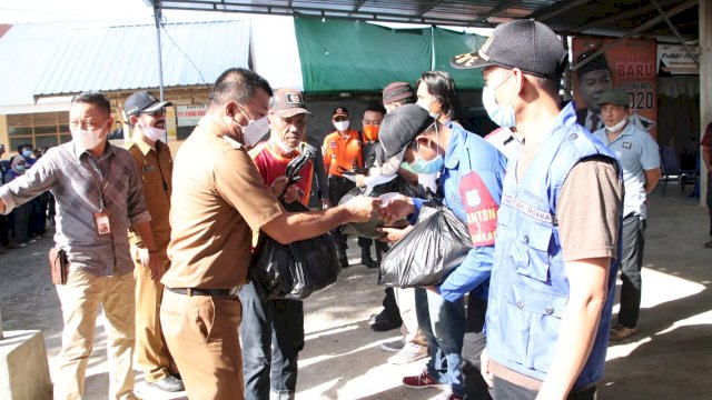 Jelang Lebaran, Bupati Bagikan Bingkisan Dan THR ke 344 Petugas Pengendali Banjir