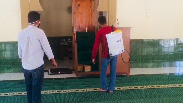 Jelang Idul Fitri, Masjid di Bantaeng Disemprot Disinfektan