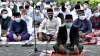 Terapkan Prokes Ketat, Bupati dan Wakil Bupati Salat Eid di Halaman Kantor Pemda