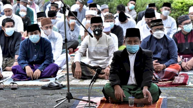 Terapkan Prokes Ketat, Bupati dan Wakil Bupati Salat Eid di Halaman Kantor Pemda