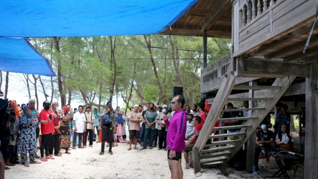 Saat Wali Kota Makassar Danny Pomanto berada di pulau terluar Makassar ini.