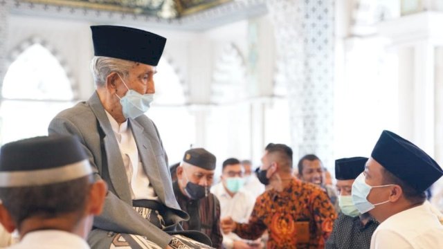 AGH Sanusi Baco di hadapan Plt Gubernur Sulsel.