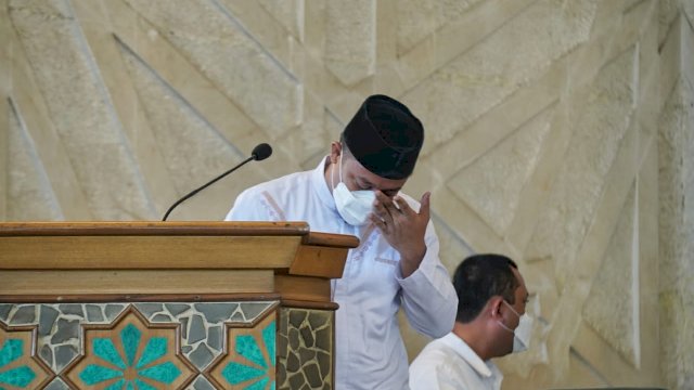 Plt Gubernur Sulsel Meneteskan Air Mata Saat menyampaikan Sambutan Acara Pelepasan Jenazah AGH Sanusi Baco
