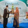 Andi Utta Serahkan Piala Bergilir Bupati Bulukumba kepada Pemenang Festival Ramadan Bira