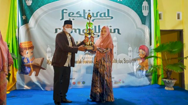 Andi Utta Serahkan Piala Bergilir Bupati Bulukumba kepada Pemenang Festival Ramadan Bira