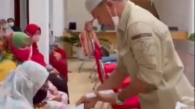 Saat Andi Utta memberikan gajinya kepada para guru mengaji.
