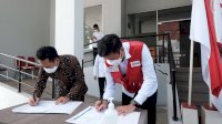 Bank Sulselbar Beri Ambulance ke PMI Sulsel