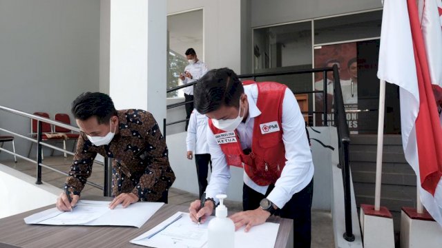 Bank Sulselbar Beri Ambulance ke PMI Sulsel