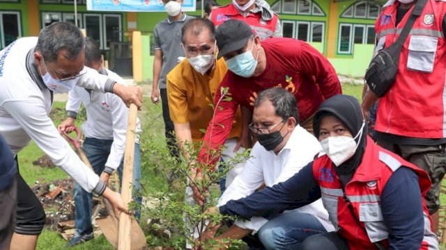 Danny Apresiasi Aksi Permabudhi Cinta Alam Tanam 2.000 Bibit Mangrove