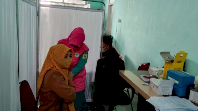 Vaksinasi untuk tenaga pengajar di Sinjai.