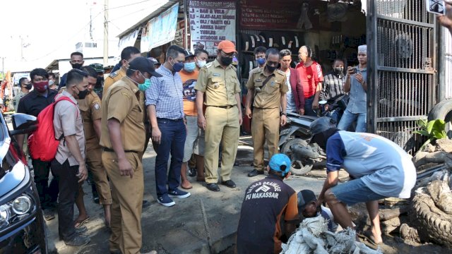 Danny Kerahkan Satgas Drainase DPU Makassar Tangani Genangan Air di Jalan Tamangapa
