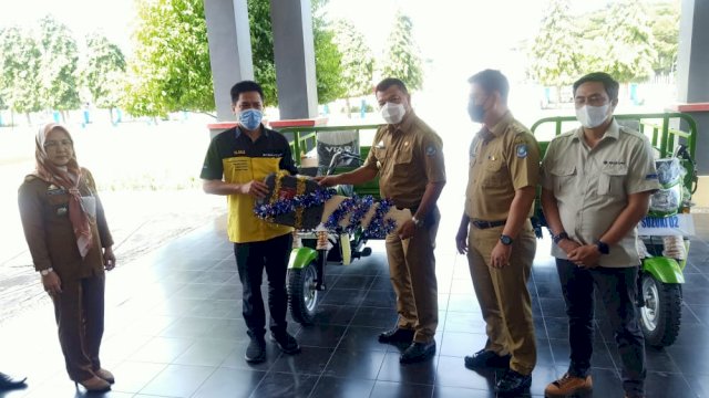 Suzuki Megahputra Sejahtera Serahkan Dua Unit Motor Sampah