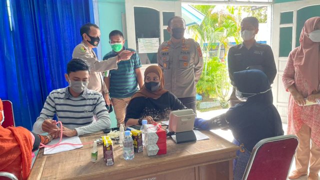 Saat Kapolres Sinjai memantau langsung proses vaksinasi di Kantor Dinas Pendidikan Sinjai, Kamis (27/5).