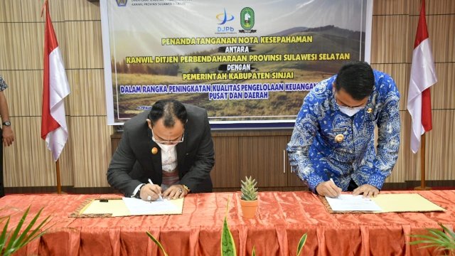 Saat Kakanwil DJPb Sulsel teken MoU dengan Bupati Sinjai, Andi Seto Aspa.