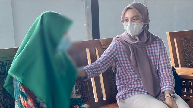 Inas Utamai Muchtar di hadapan sosok korban kekerasan seksual ini.
