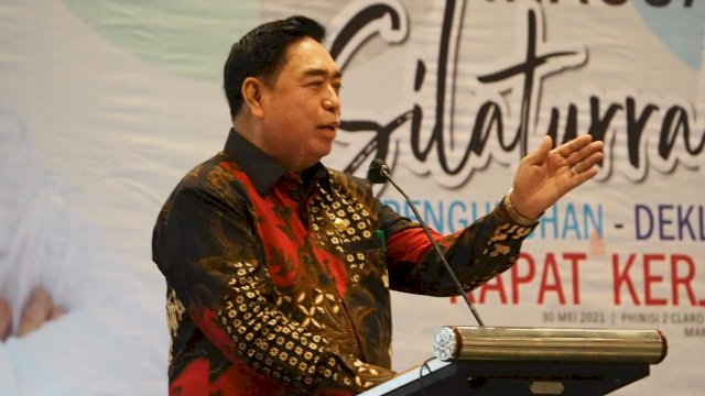 Abdul Hayat Kukuhkan Pengurus Four SMAPAT Makassar