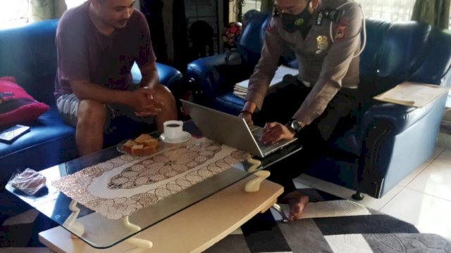 Saat penyidik laka lantas Polres Gowa menemui saksinya.