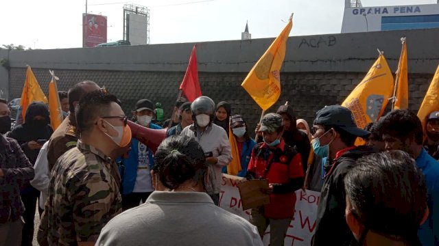 Aksi demonstrasi kelompok pemuda di depan Kejati Sulsel, Sore tadi.