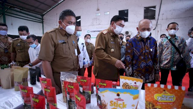 Sekretaris Daerah Provinsi Sulsel, Abdul Hayat Gani, mengikuti acara 'Launching Ekspor Briket ke Jordania dan Saudi Arabia, Penyerahan Sertifikat Halal MUI kepada UMKM, 