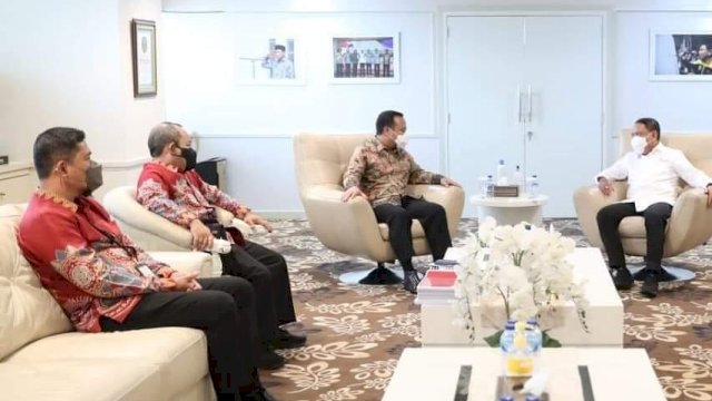 Menpora Siapkan Anggaran Bangun Kembali Stadion Mattoanging
