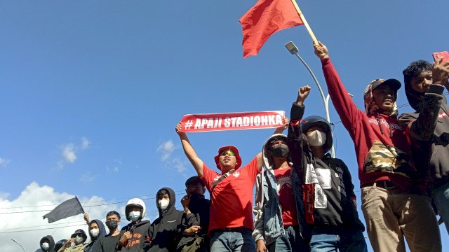Demonstrasi para suporter PSM di depan Gedung DPRD Sulsel, Jalan Urip Sumoharjo, Jumat (28/5) - FOTO: Alam