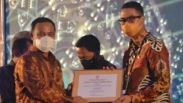 Plt Gubernur Sulsel memberi penghargaan kepada Bupati ASA
