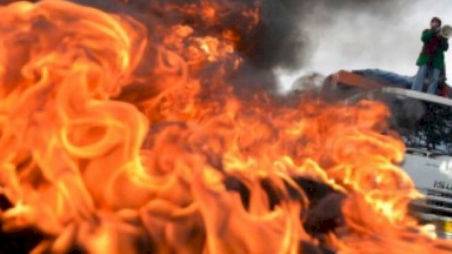 Ilustrasi bakar ban mahasiswa saat demo di Makassar.