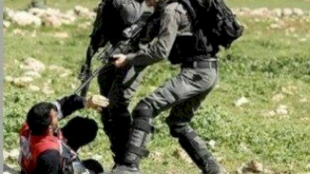 Militer israel membidik seorang warga sipil Palestina. (AFP FOTO)