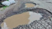 Banyak “Kenangan” Pemerintah di Jalan Poros Pattalassang&ndash;Parangloe saat Hujan Turun, Ibu-ibu: Bisa Bikin Keguguran