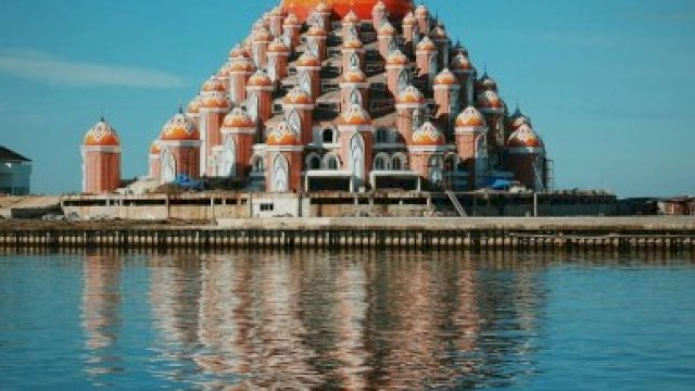 Masjid 99 Kubah Makassar.