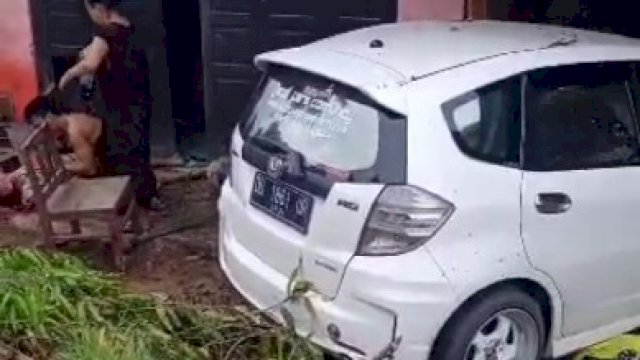 Kecelakaan sebuah mobil Honda Jazz putih di Kabupaten Bone.
