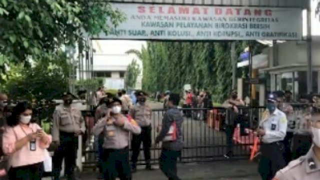 Pengamanan personil gabungan di sekitaran PN Jaktim, Kamis (27/5). 