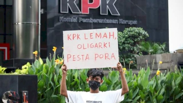 Seorang mahasiswa tengah berdiri di depan Gedung KPK, di tangannya mengangkat jargon protes atas pelemahan lembaga antirasuah itu, Senin [28/6](Dok: #BersihkanIndonesia) _ (ilustrasi)