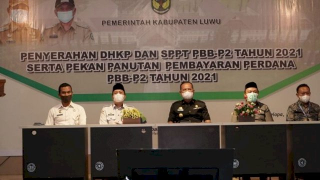 Bupati Luwu Melakukan Pembayaran Perdana PBB-P2 Tahun 2021