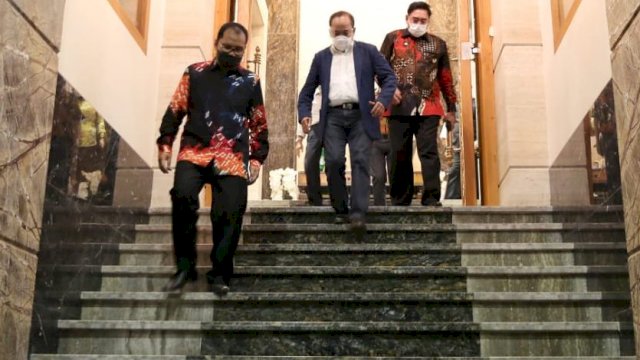 Saat Sekprov Sulsel bersama Abdul Hayat Gani menyambut kedatangan Gubernur Lemhanas.