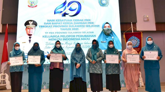 Pelaksana Tugas Ketua Tim Penggerak PKK Sulsel, Naoemi Octarina, menutup pelaksanaan Rapat Kerja Daerah (Rakerda) PKK Sulsel Tahun 2021, yang diselenggarakan di Hotel Four Point by Sheraton Makassar, Kamis malam, 3 Juni 2021. 