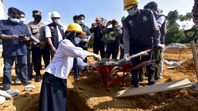Bupati Luwu Utara Indah Putri Indriani Meletakkan Batu Pertama Pembangunan 72 unit hunian tetap (huntap) untuk korban bencana banjir bandang yang telah kehilangan tempat tinggal kini dimulai pembangunannya. 