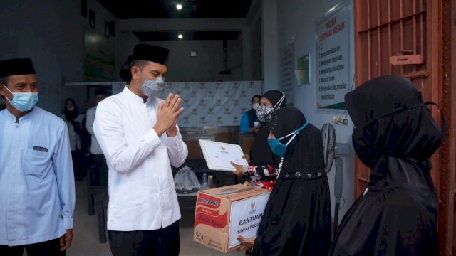 Bupati ASA menyerahkan bantuan sembako Baznas secara simbolik.