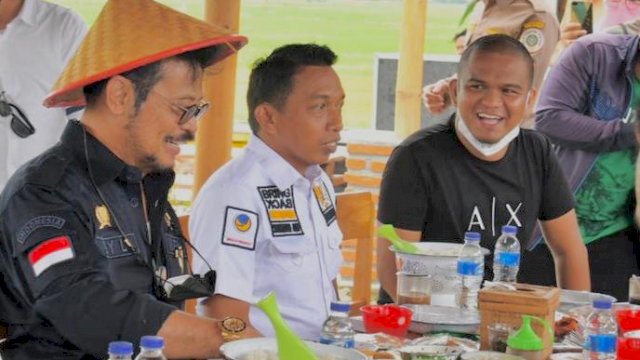 Menteri Pertanian Syahrul Yasin Limpo Bersama Wakil Ketua DPRD Sulsel Syaharuddin Alrif didamoingi Ouner RM Tepi Sawah Ferdy mencicipi makanan khas Kanuoaten Sidrap 