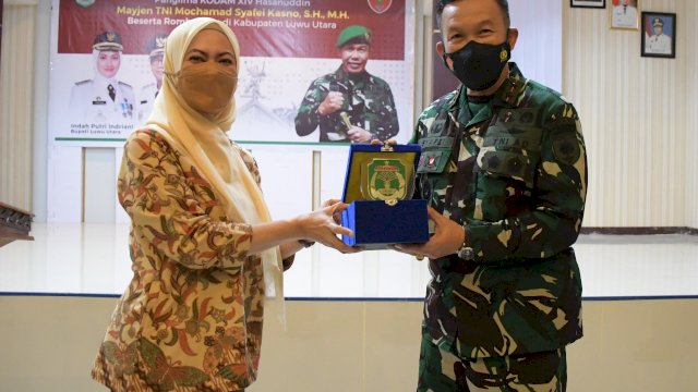 Pangdam XIV Hasanuddin Kunjungi Lutra. Titip Prajurit, Bantu Pemda Dalam Penanganan Pascabencana