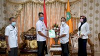 BPN Sinjai Serahkan Sertifikat Lahan Milik Daerah ke Bupati ASA