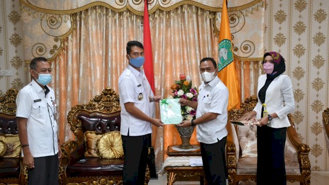 BPN Sinjai Serahkan Sertifikat Lahan Milik Daerah ke Bupati ASA