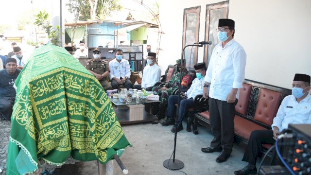 Wakil Bupati Luwu Utara, Suaib Mansur, melepas jenazah Plt. Sekretaris Camat Bonebone, almarhum Harnas Taruan, untuk dimakamkan di pemakaman keluarga di Kecamatan Masamba berdampingan dengan makam orang tuanya, Rabu (9/6/2021), di kediaman almarhum di Kecamatan Bone-Bone.