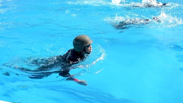 Laksana di Medan Perang Marinir Di Makassar Berenang Gunakan Helem Tempur