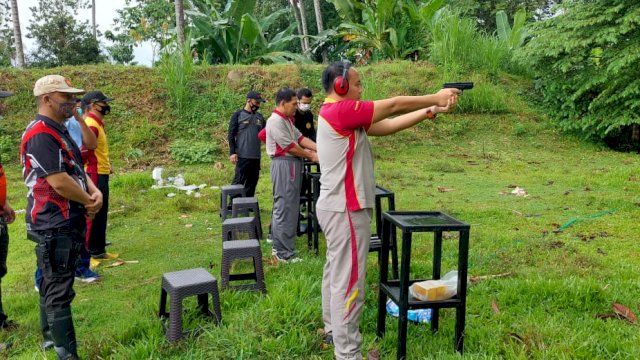 Saat kapolres membuka kegiatan dengan menembak sasaran latihan tembak.
