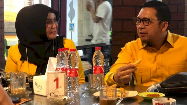 Ahmad Doli Kurnia Tandjung Duduk Bersama Dengan Ketua DPRD Sulsel   Andi Ina Kartika Sari Di Salah Satu Cafe di Makassar Beberapa Waktu Lalu 