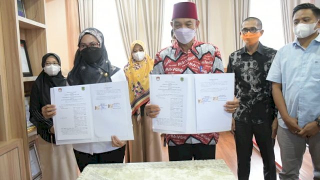 Bupati Kabupaten Luwu Utara, Indah Putri Indriani, dan Ketua Komisi Pemilihan Umum (KPU) Luwu Utara, Syamsul Bachri, menandatangani naskah kesepakatan bersama (MoU) antara Pemerintah Daerah Luwu Utara dan KPU tentang Program Desa Peduli Pemilu dan Pemilihan Tahun 2021, Rabu (16/6/2021), di Ruang Kerja Bupati Luwu Utara.