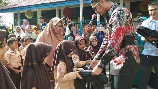 Bupati Sinjai ASA saat menyerahkan bantuan seragam sekolah bagi siswa Siswi di SD Negeri 103 Bontopare, Sinjai Utara, November 2019. (Sebelum pandemi)